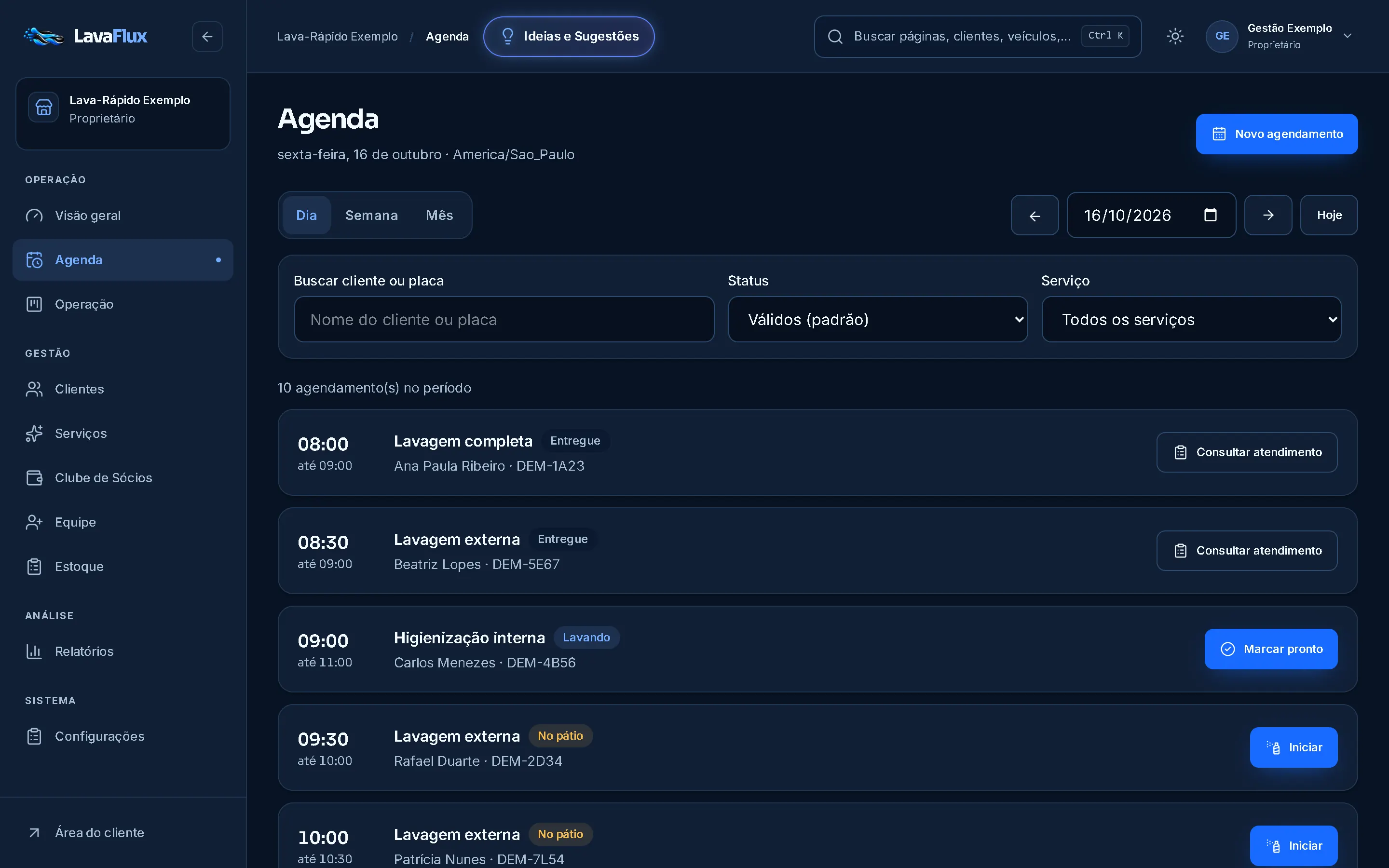 Agenda do dia no app LavaFlux com horários, serviços, clientes, placas e ações de chegada